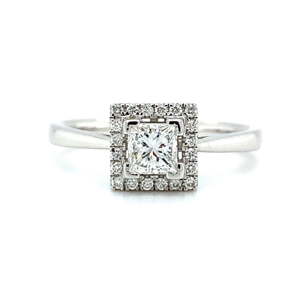 18krt witgouden vierkante halo ring bezet met 1 prinses geslepen diamant van 0.47crt kleur Top Wesselton kwaliteit vvs en 20 briljant geslepen diamanten met een totaalgewicht van 0.15crt kleur top wesselton kwaliteit vvs maat 17/53 model r8843 €1969