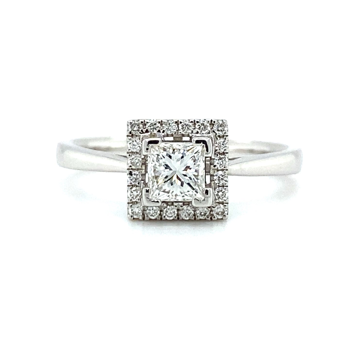 18krt witgouden vierkante halo ring bezet met 1 prinses geslepen diamant van 0.47crt kleur Top Wesselton kwaliteit vvs en 20 briljant geslepen diamanten met een totaalgewicht van 0.15crt kleur top wesselton kwaliteit vvs maat 17/53 model r8843 €1969