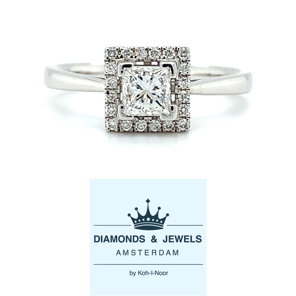 18krt witgouden vierkante halo ring bezet met 1 prinses geslepen diamant van 0.47crt kleur Top Wesselton kwaliteit vvs en 20 briljant geslepen diamanten met een totaalgewicht van 0.15crt kleur top wesselton kwaliteit vvs maat 17/53 model r8843 €1969