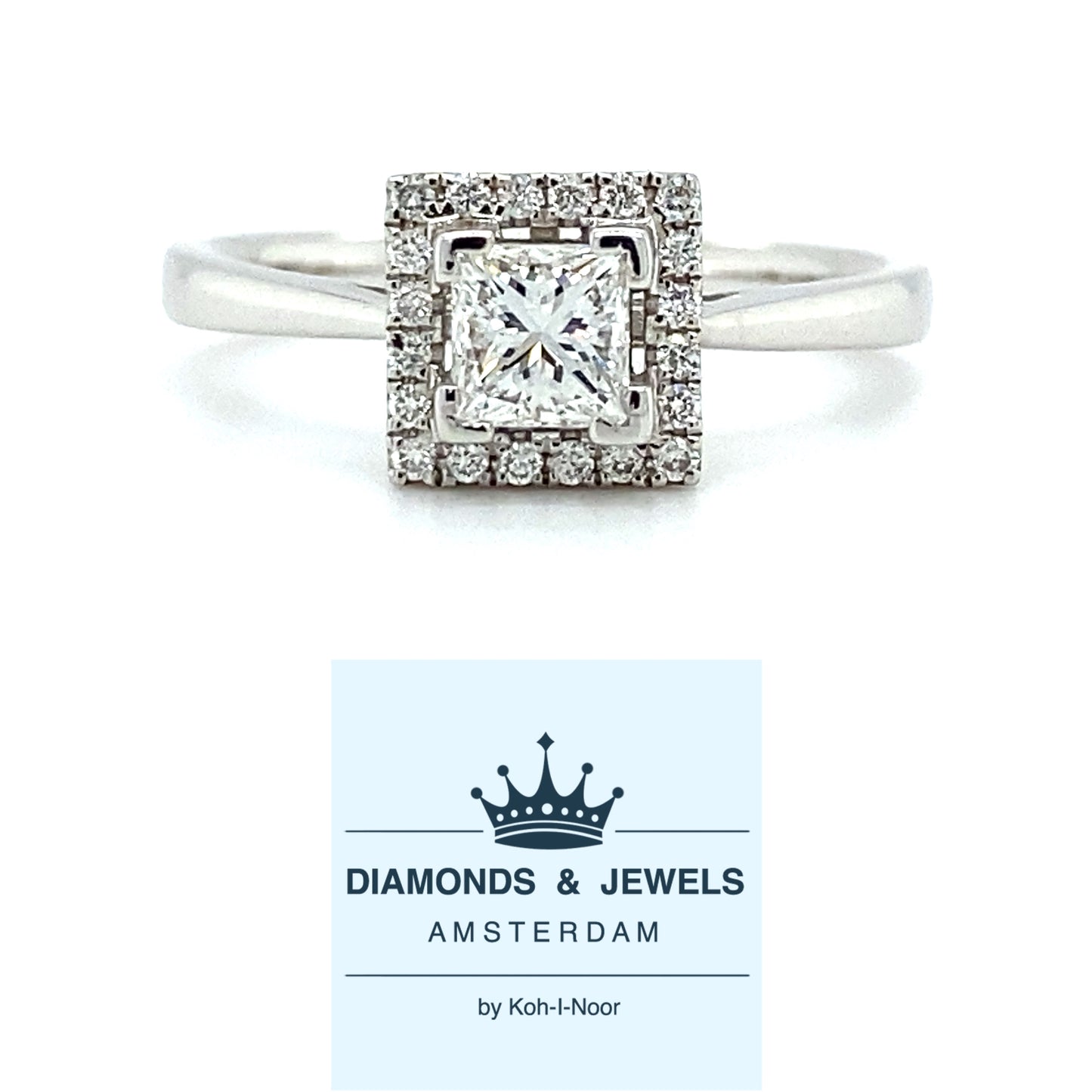 18krt witgouden vierkante halo ring bezet met 1 prinses geslepen diamant van 0.47crt kleur Top Wesselton kwaliteit vvs en 20 briljant geslepen diamanten met een totaalgewicht van 0.15crt kleur top wesselton kwaliteit vvs maat 17/53 model r8843 €1969