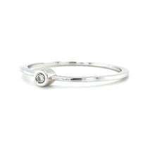 Cargar imagen en el visor de la galería, witgouden solitair ring bezet met 1 briljant geslepen diamant van 0.03crt kleur top wesselton kwaliteit si maat 16.5/52 model r8859 €169
