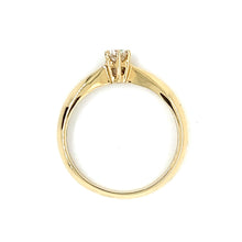 Afbeelding in Gallery-weergave laden, geel gouden solitair ring met 1 briljant geslepen diamant van 0.19 crt kleur F kwaliteit VVS2 2.4 gr model R 8894 €867
