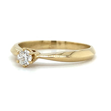 Laden Sie das Bild in den Galerie-Viewer, geel gouden solitair ring met 1 briljant geslepen diamant van 0.19 crt kleur F kwaliteit VVS2 2.4 gr model R 8894 €867
