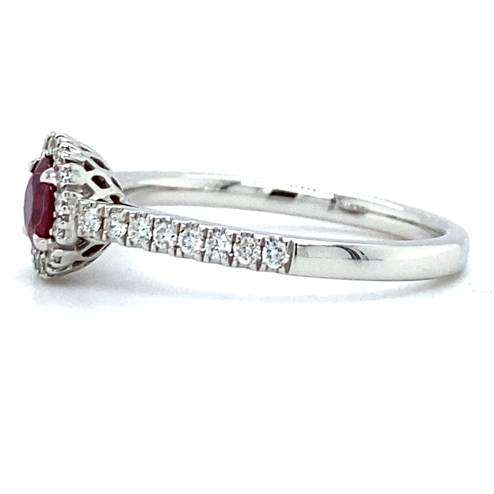 
                      
                        18 karaat witgouden rozet ring, bezet met 1 robijn van 0.51 crt die omringd is door kleinere briljant geslepen diamanten, die ook doorlopen in de ringband. De 32 diamanten hebben een totaalgewicht van 0.27 crt, kleur top wesselton kwaliteit vs model R 8946 
                      
                    