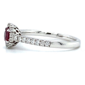 18 karaat witgouden rozet ring, bezet met 1 robijn van 0.51 crt die omringd is door kleinere briljant geslepen diamanten, die ook doorlopen in de ringband. De 32 diamanten hebben een totaalgewicht van 0.27 crt, kleur top wesselton kwaliteit vs model R 8946 