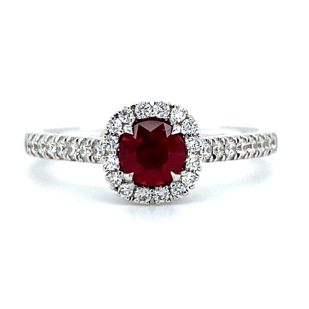 18 karaat witgouden rozet ring, bezet met 1 robijn van 0.51 crt die omringd is door kleinere briljant geslepen diamanten, die ook doorlopen in de ringband. De 32 diamanten hebben een totaalgewicht van 0.27 crt, kleur top wesselton kwaliteit vs model R 8946 