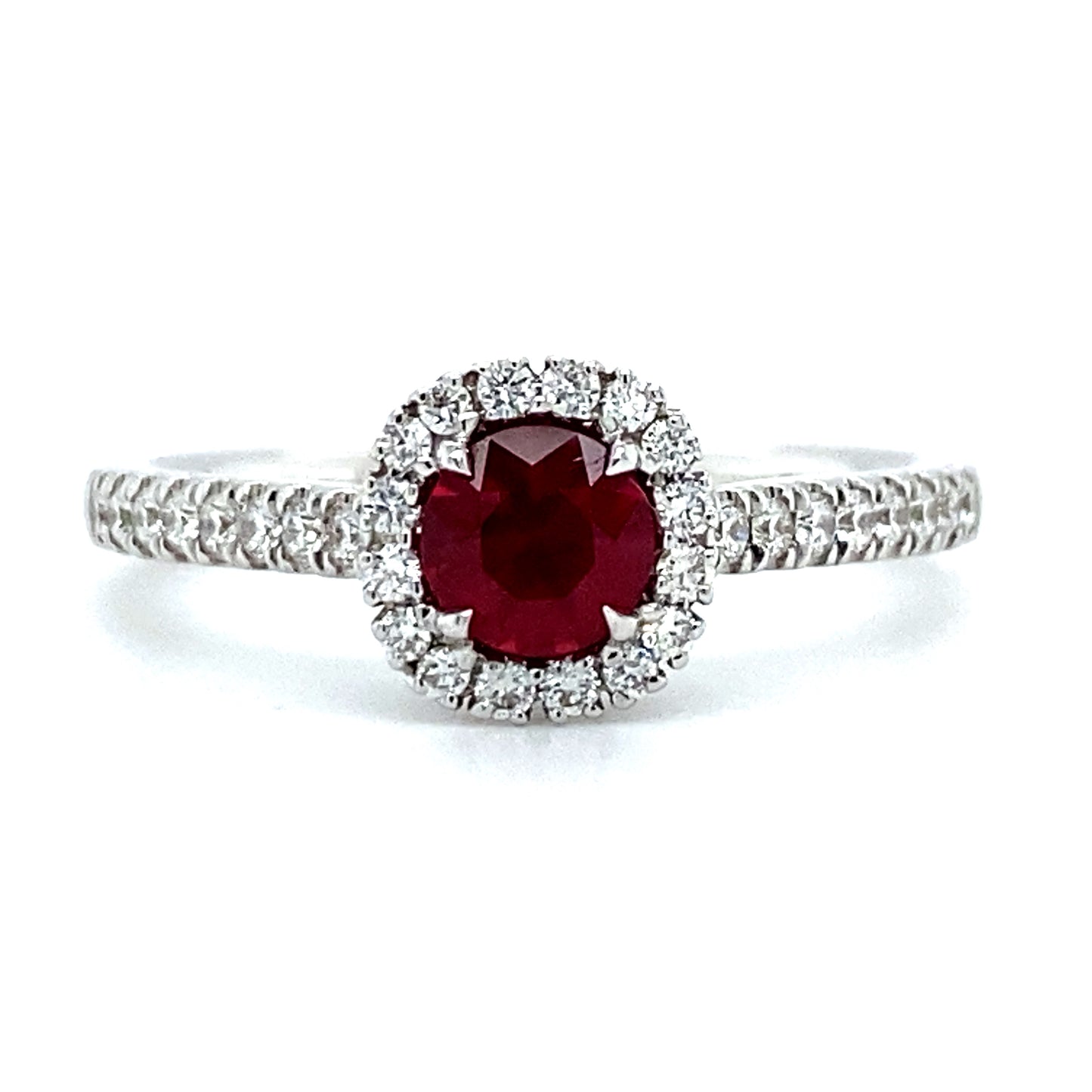 18 karaat witgouden rozet ring, bezet met 1 robijn van 0.51 crt die omringd is door kleinere briljant geslepen diamanten, die ook doorlopen in de ringband. De 32 diamanten hebben een totaalgewicht van 0.27 crt, kleur top wesselton kwaliteit vs model R 8946 
