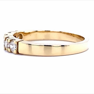 14 karaat geel gouden meer steens rij ring van 3.6 gram en 3 mm breed. Bezet met 5 briljant geslepen diamanten met een totaalgewicht van 0.50 crt Kleur: Wesselton Kwaliteit: Piqué Model: R 9058