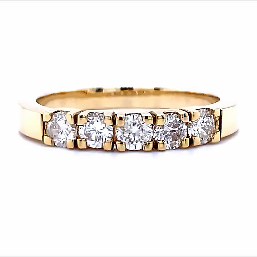 14 karaat geel gouden meer steens rij ring van 3.6 gram en 3 mm breed. Bezet met 5 briljant geslepen diamanten met een totaalgewicht van 0.50 crt Kleur: Wesselton Kwaliteit: Piqué Model: R 9058