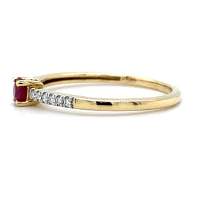 Geel gouden solitair pavé ring bezet met 12 briljant geslepen diamanten met een totaalgewicht van 0.06 crt kleur h kwaliteit si1 en 1 robijn van 0.24 crt breedte ringscheen 1.6 mm model R 9101 €430 