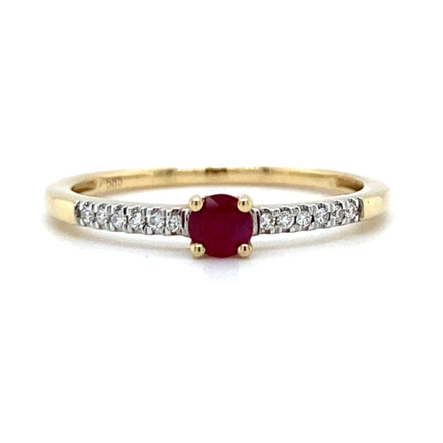 Geel gouden solitair pavé ring bezet met 12 briljant geslepen diamanten met een totaalgewicht van 0.06 crt kleur h kwaliteit si1 en 1 robijn van 0.24 crt breedte ringscheen 1.6 mm model R 9101 €430 