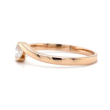 Load image into Gallery viewer, rosé gouden solitair slag ring bezet met 1 briljant geslepen diamant van 0.19crt kleur top wesselton kwaliteit si model r10142 €810 Alt-tekst bewerken

