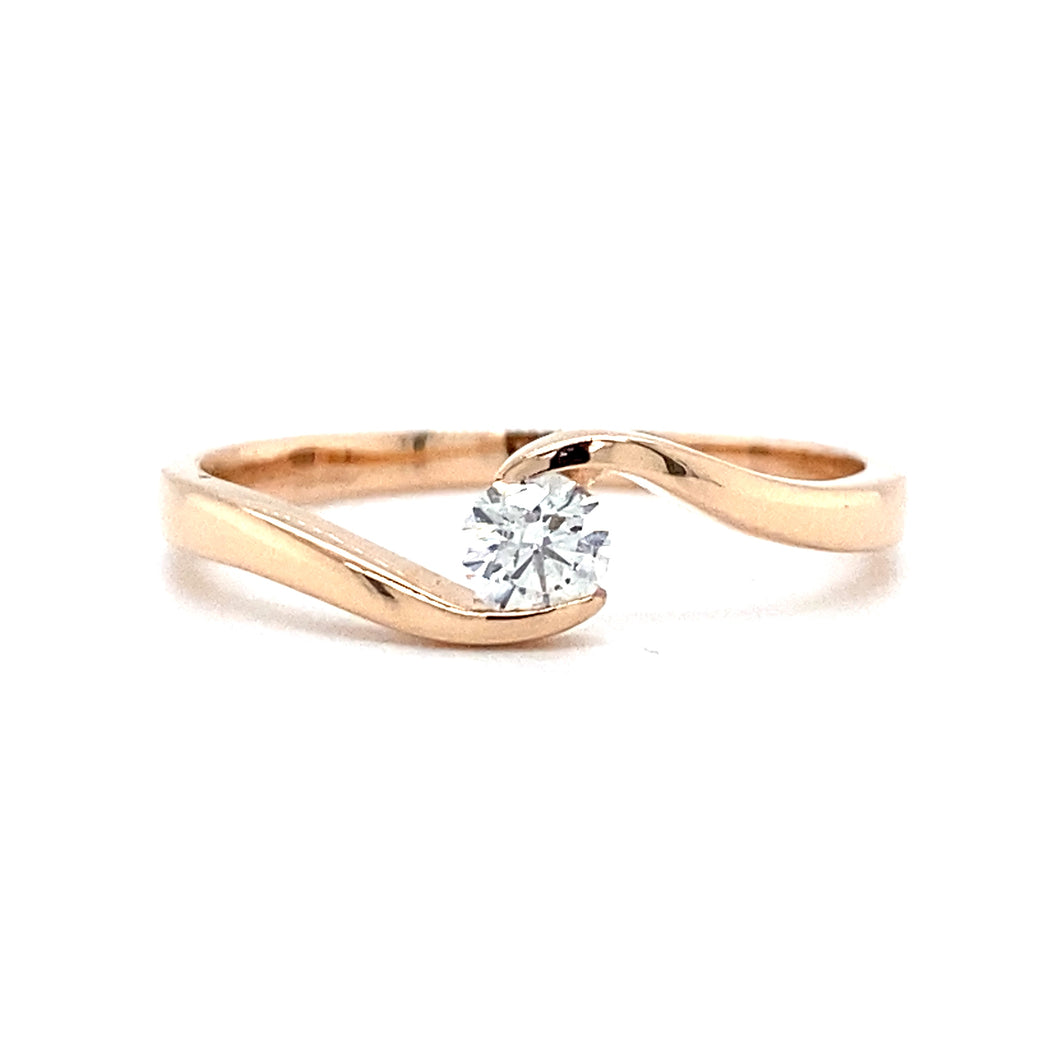 rosé gouden solitair slag ring bezet met 1 briljant geslepen diamant van 0.19crt kleur top wesselton kwaliteit si model r10142 €810  Alt-tekst bewerken
