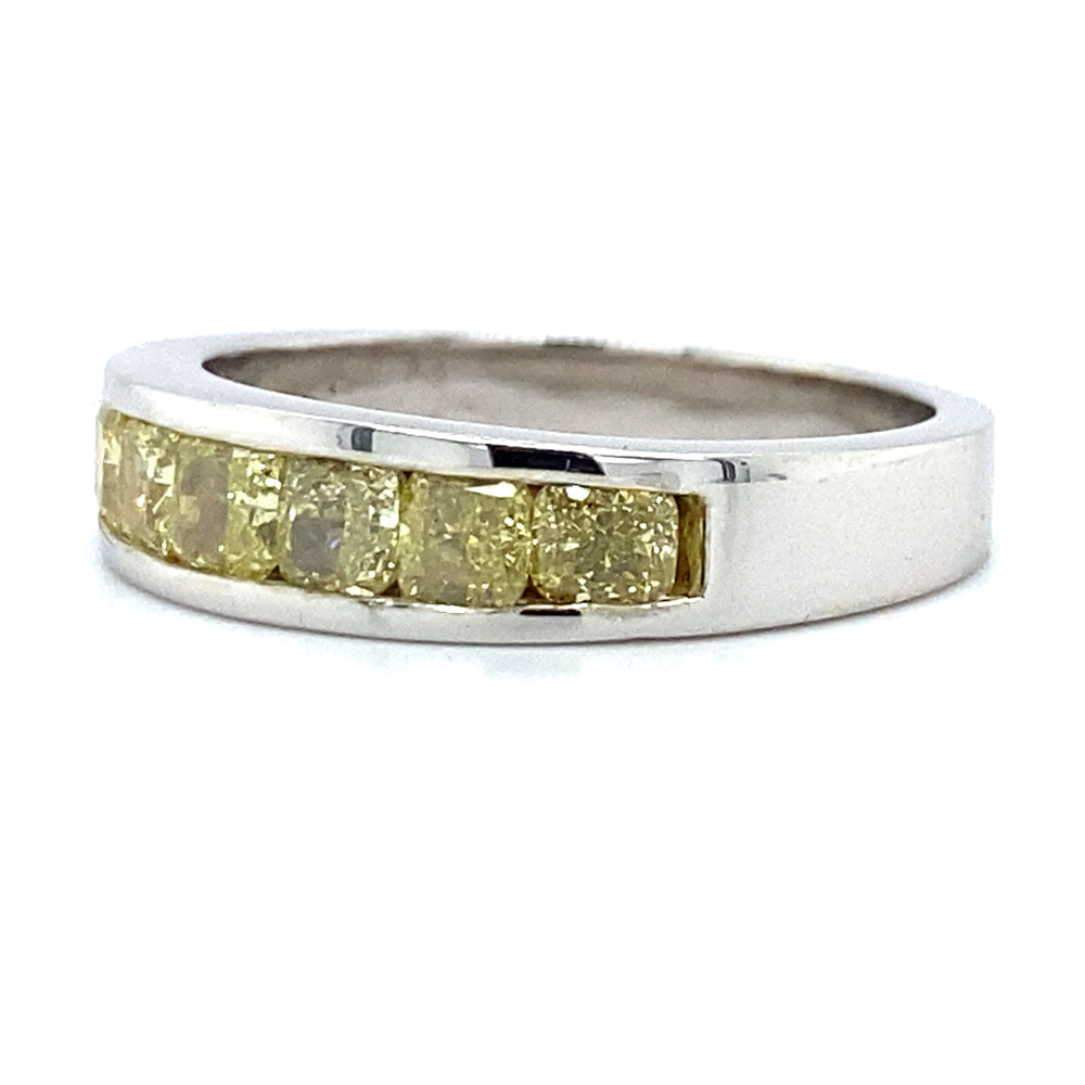 
                      
                        Witgouden rail rijring van 4.5 gram, bezet met 7 cushion geslepen diamanten met een totaalgewicht van 1.25 crt kleur Geel kwaliteit SI Model R 9135
                      
                    