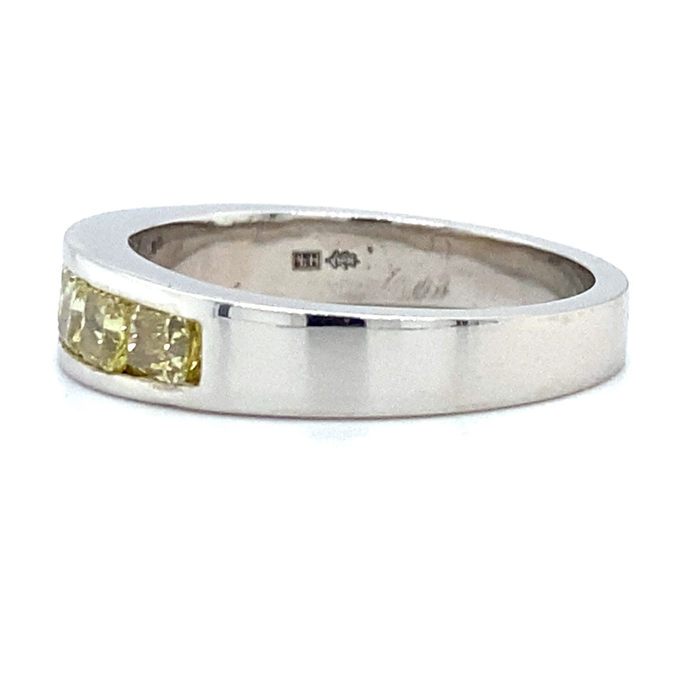 
                      
                        Witgouden rail rijring van 4.5 gram, bezet met 7 cushion geslepen diamanten met een totaalgewicht van 1.25 crt kleur Geel kwaliteit SI Model R 9135
                      
                    