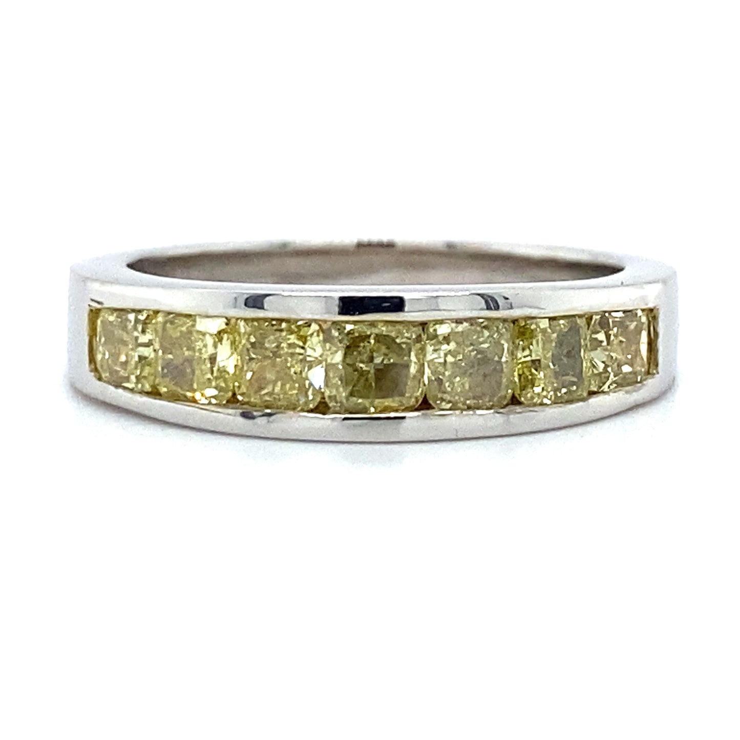 Witgouden rail rijring van 4.5 gram, bezet met 7 cushion geslepen diamanten met een totaalgewicht van 1.25 crt kleur Geel kwaliteit SI Model R 9135
