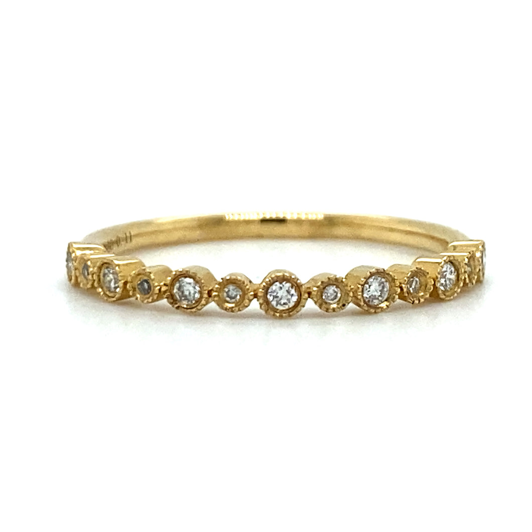 18 karaats geel gouden fantasie rij ring bezet met 13 briljant geslepen diamanten met een totaalgewicht van 0.11 crt kleur top wesselton kwaliteit vs 2mm breed model r9237