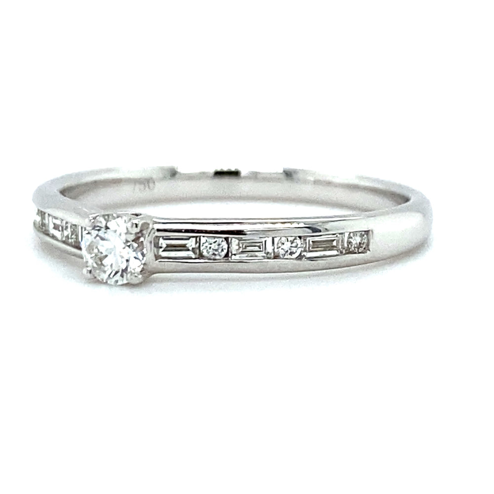 
                      
                        18 karaats witgouden solitair pavéring van 2 gram met 6 briljant geslepen diamanten met een totaalgewicht van 0.04 crt en 6 baguette geslepen diamanten van 0.16 crt kleur top wesselton kwaliteit si model r 9249
                      
                    