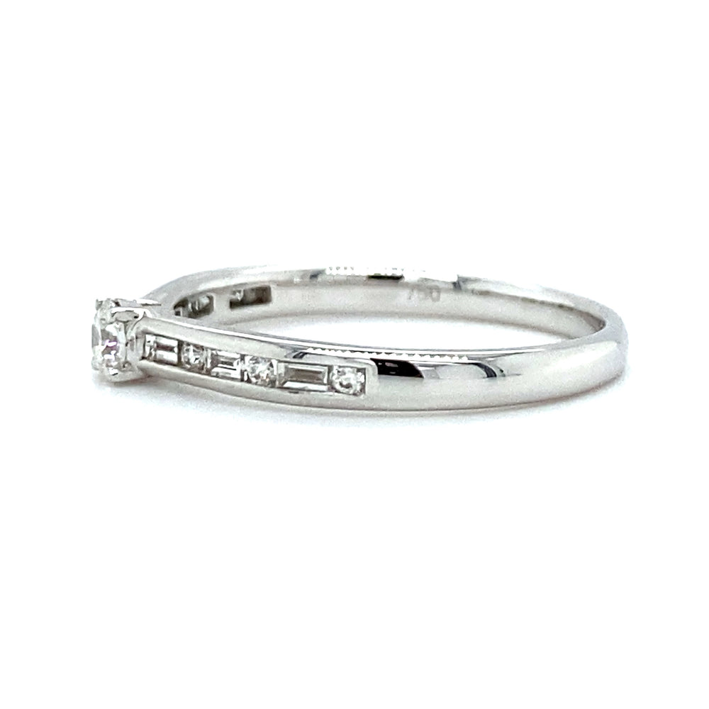 
                      
                        18 karaats witgouden solitair pavéring van 2 gram met 6 briljant geslepen diamanten met een totaalgewicht van 0.04 crt en 6 baguette geslepen diamanten van 0.16 crt kleur top wesselton kwaliteit si model r 9249
                      
                    