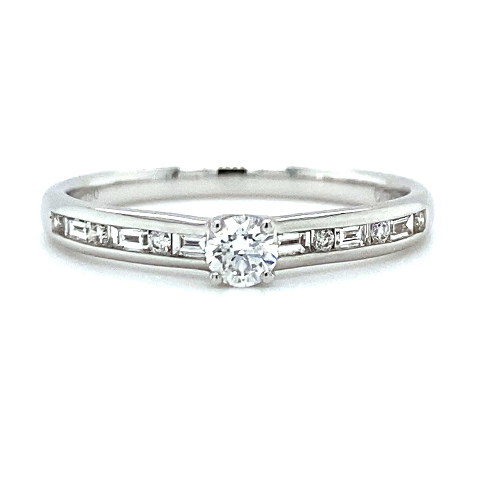 18 karaats witgouden solitair pavéring van 2 gram met 6 briljant geslepen diamanten met een totaalgewicht van 0.04 crt en 6 baguette geslepen diamanten van 0.16 crt kleur top wesselton kwaliteit si model r 9249