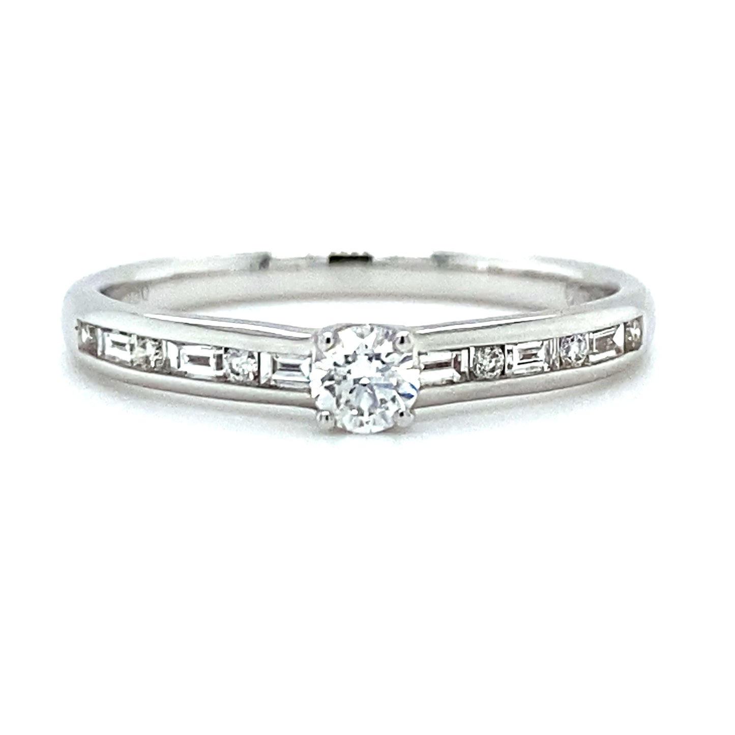 18 karaats witgouden solitair pavéring van 2 gram met 6 briljant geslepen diamanten met een totaalgewicht van 0.04 crt en 6 baguette geslepen diamanten van 0.16 crt kleur top wesselton kwaliteit si model r 9249