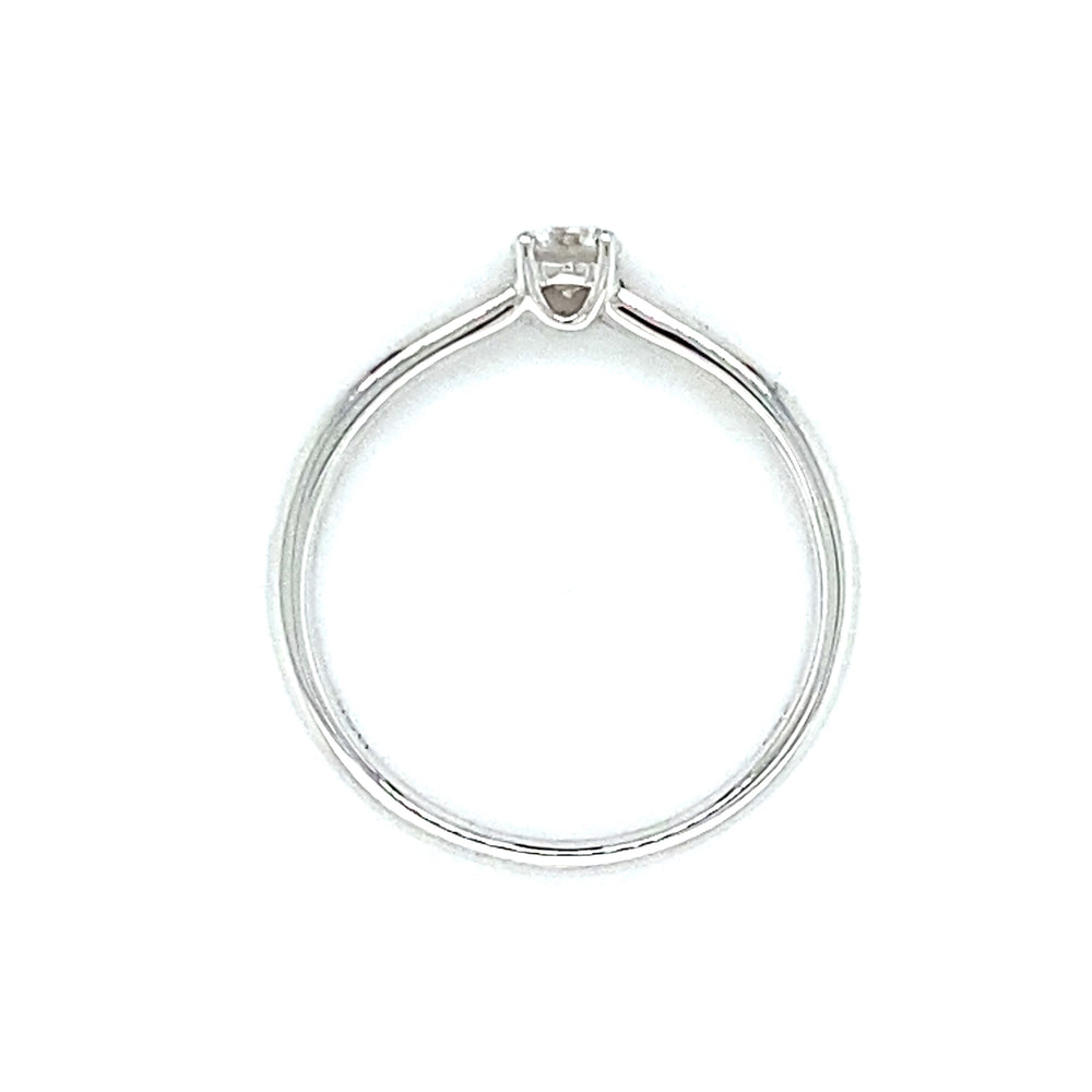
                      
                        18 karaats witgouden solitair pavéring van 2.3 gram. Bezet met 6 briljant geslepen diamanten met een totaalgewicht van 0.04 crt en 6 baguette geslepen diamanten met een totaalgewicht van 0.22 crt kleur Top Wesselton kwaliteit SI model R 9250
                      
                    