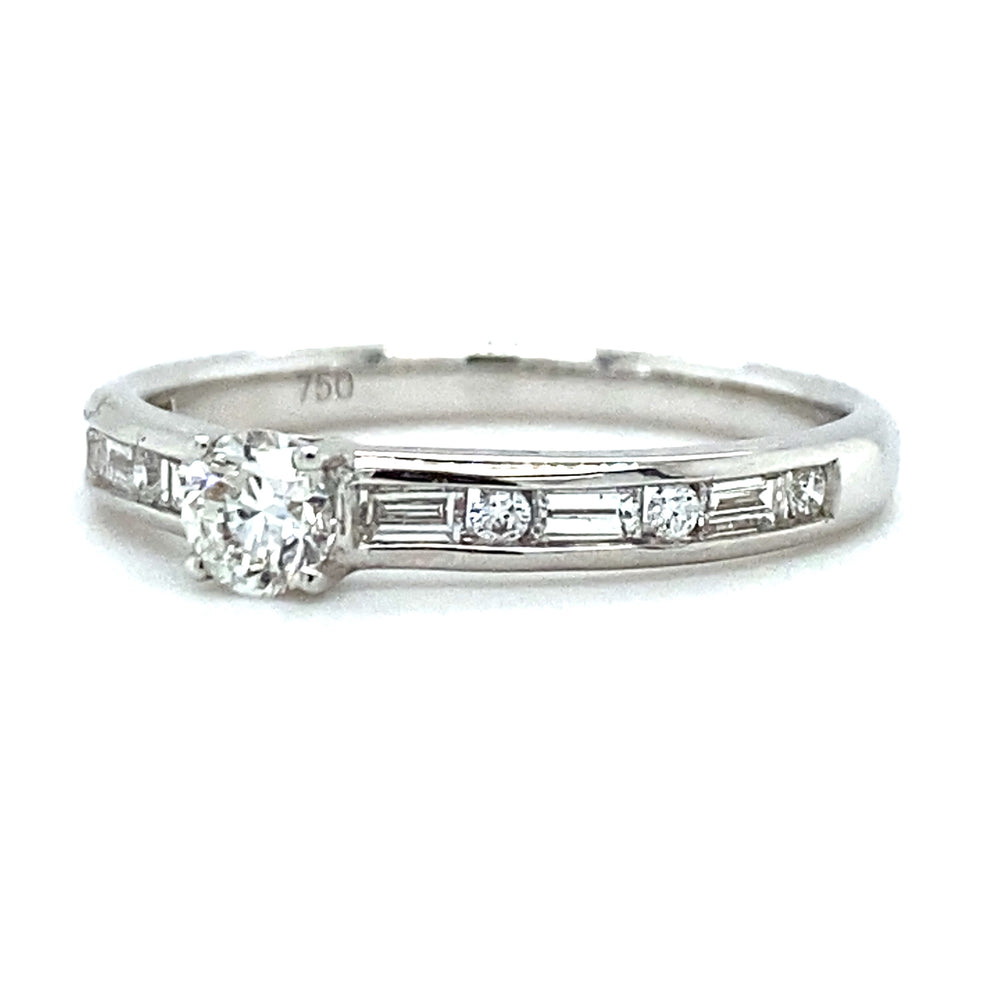 
                      
                        18 karaats witgouden solitair pavéring van 2.3 gram. Bezet met 6 briljant geslepen diamanten met een totaalgewicht van 0.04 crt en 6 baguette geslepen diamanten met een totaalgewicht van 0.22 crt kleur Top Wesselton kwaliteit SI model R 9250
                      
                    