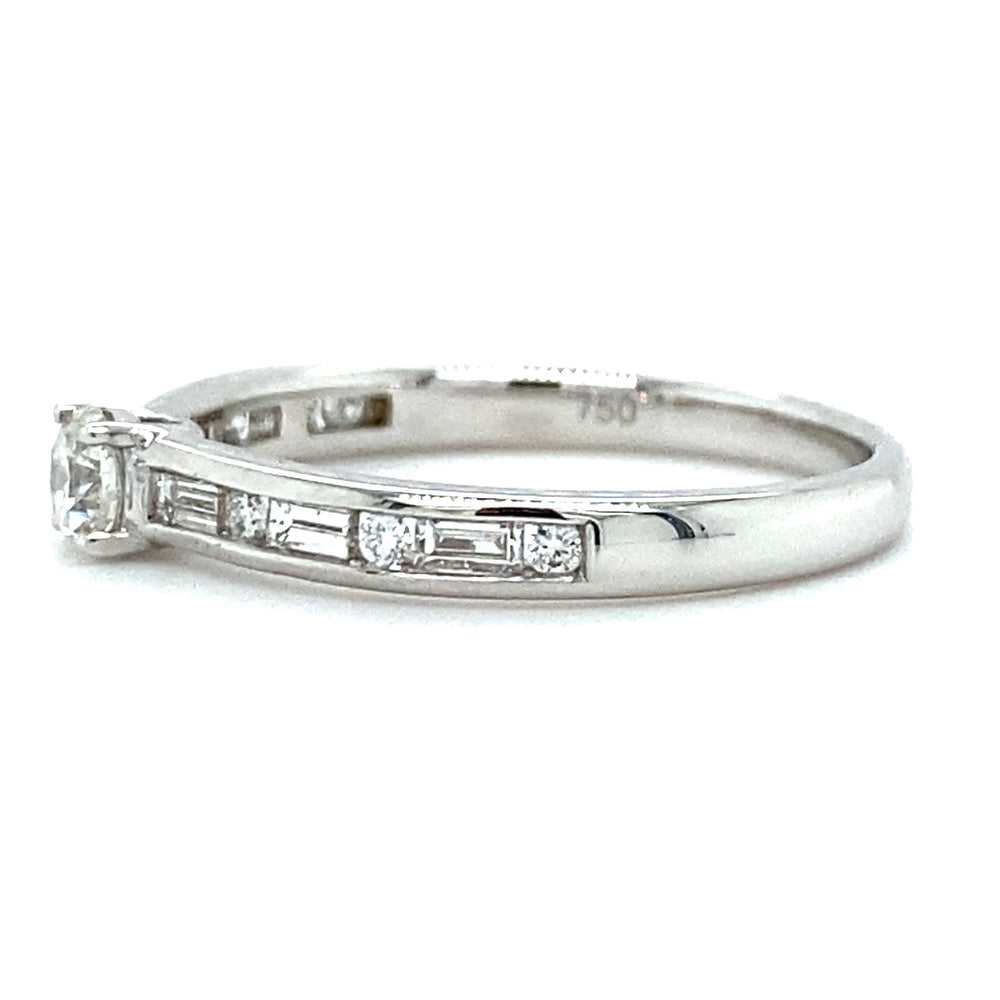 
                      
                        18 karaats witgouden solitair pavéring van 2.3 gram. Bezet met 6 briljant geslepen diamanten met een totaalgewicht van 0.04 crt en 6 baguette geslepen diamanten met een totaalgewicht van 0.22 crt kleur Top Wesselton kwaliteit SI model R 9250
                      
                    