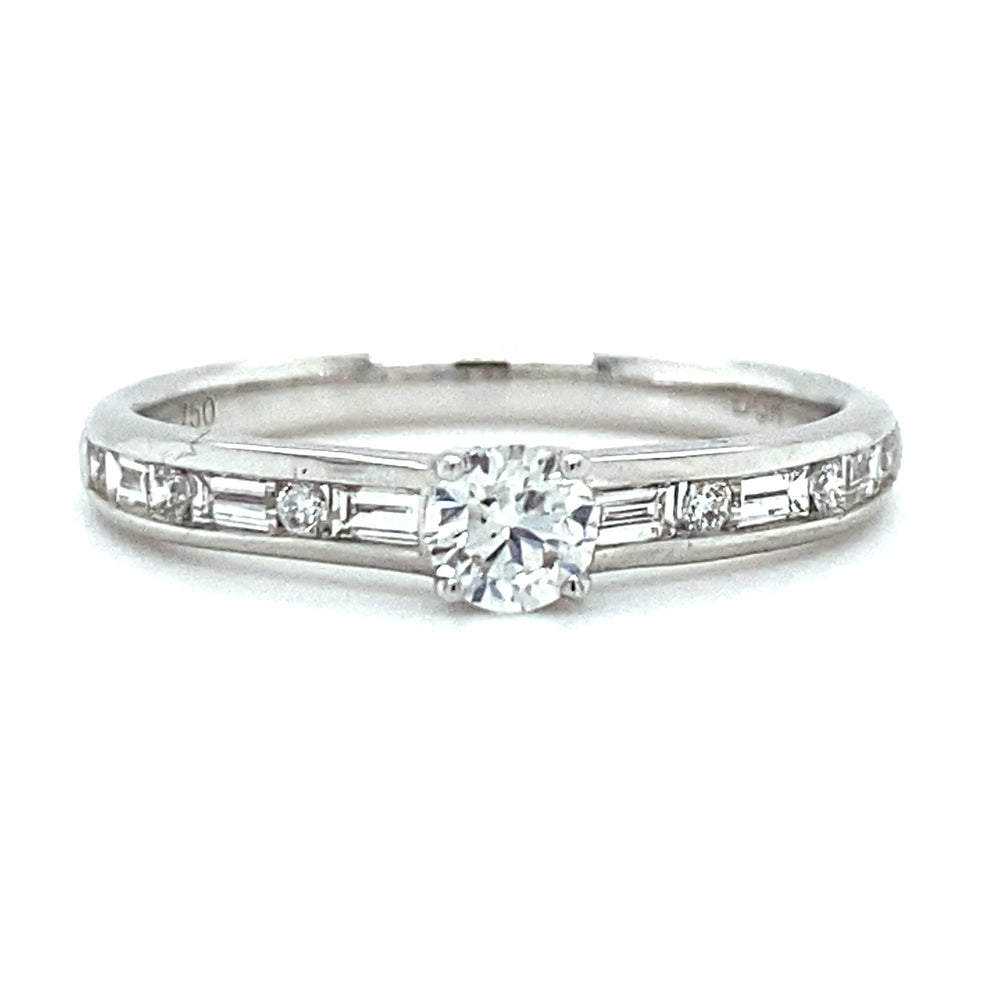 18 karaats witgouden solitair pavéring van 2.3 gram. Bezet met 6 briljant geslepen diamanten met een totaalgewicht van 0.04 crt en 6 baguette geslepen diamanten met een totaalgewicht van 0.22 crt kleur Top Wesselton kwaliteit SI model R 9250
