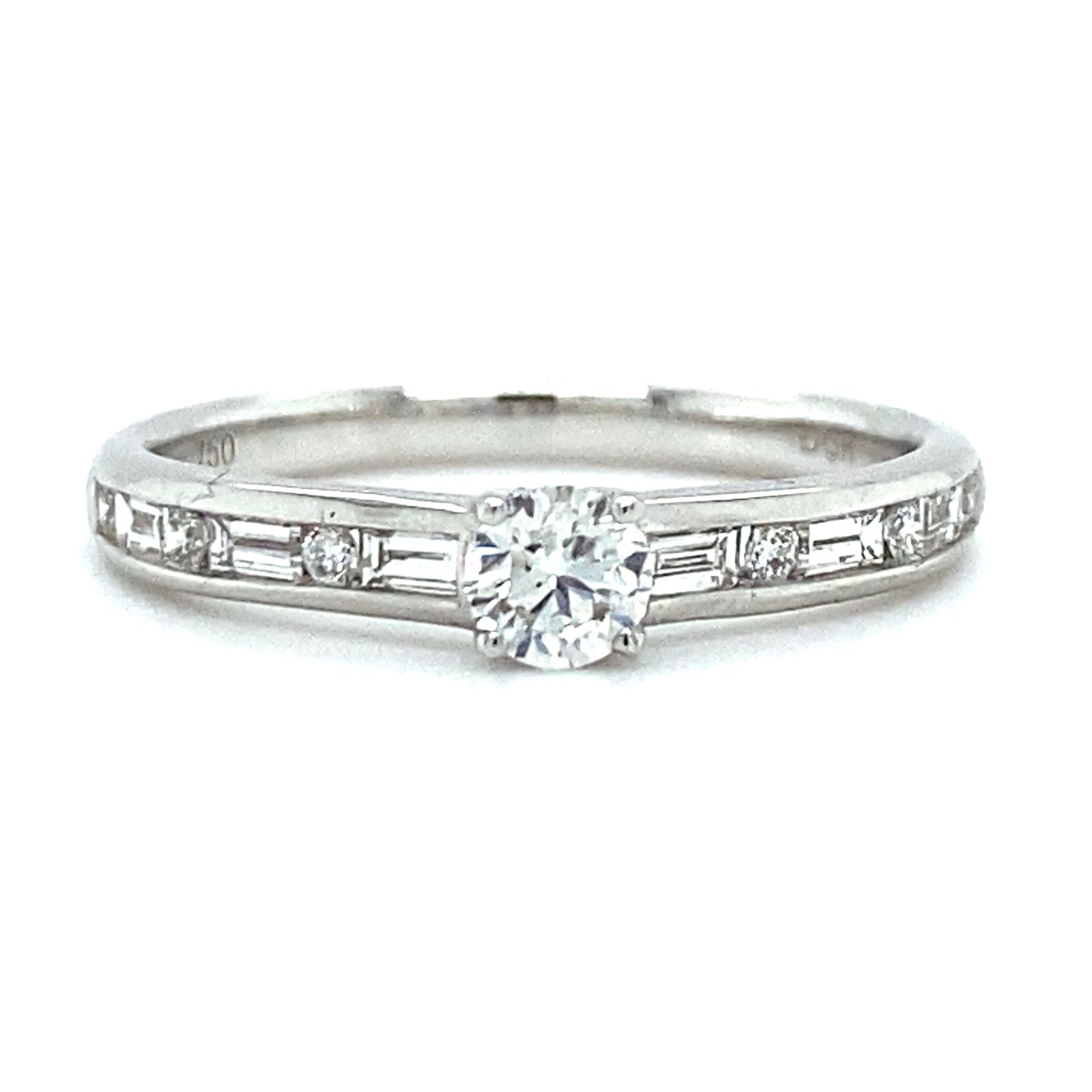 18 karaats witgouden solitair pavéring van 2.3 gram. Bezet met 6 briljant geslepen diamanten met een totaalgewicht van 0.04 crt en 6 baguette geslepen diamanten met een totaalgewicht van 0.22 crt kleur Top Wesselton kwaliteit SI model R 9250