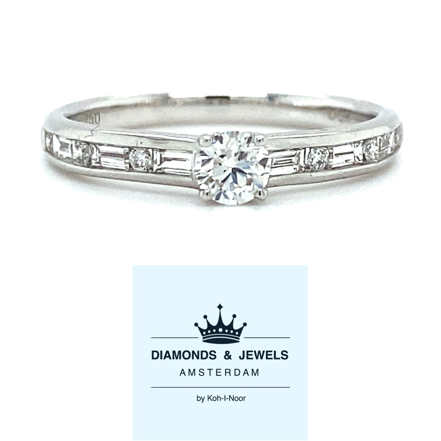 18 karaats witgouden solitair pavéring van 2.3 gram. Bezet met 6 briljant geslepen diamanten met een totaalgewicht van 0.04 crt en 6 baguette geslepen diamanten met een totaalgewicht van 0.22 crt kleur Top Wesselton kwaliteit SI model R 9250