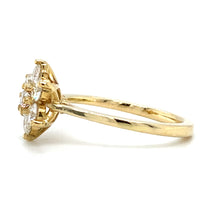 Load image into Gallery viewer, Geel gouden bloem rozet ring van 3.6 gram. Bezet met 7 briljant geslepen diamanten met een totaalgewicht van 0.88 crt Kleur Top Wesselton Kwaliteit VS Zetting: 11.5x10mm Model R 9307

