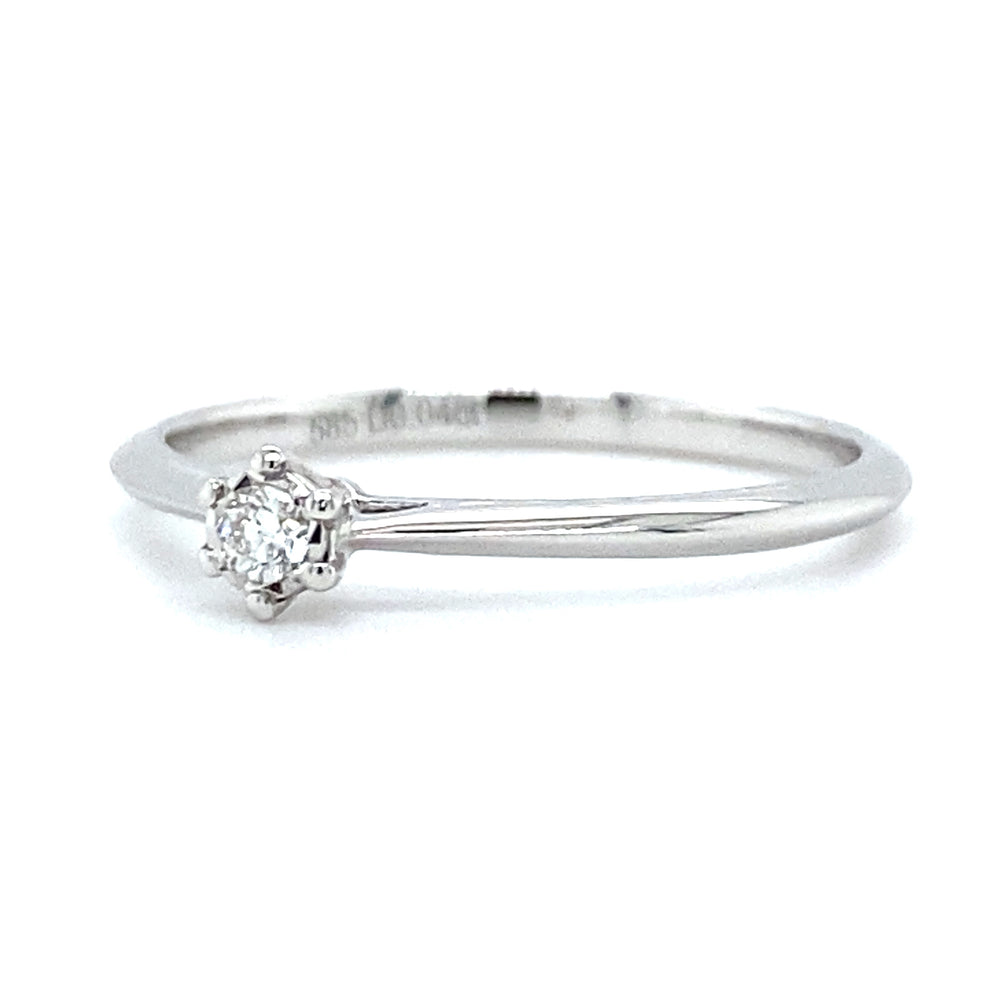 
                      
                        Witgouden solitair ring van 1.3 gram met een mirror zetting. Bezet met 1 briljant geslepen diamant van 0.04 crt kleur g kwaliteit vs zetting: 4 mm Model R 9317
                      
                    
