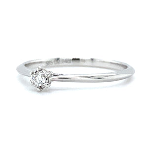 Witgouden solitair ring van 1.3 gram met een mirror zetting. Bezet met 1 briljant geslepen diamant van 0.04 crt kleur g kwaliteit vs zetting: 4 mm Model R 9317