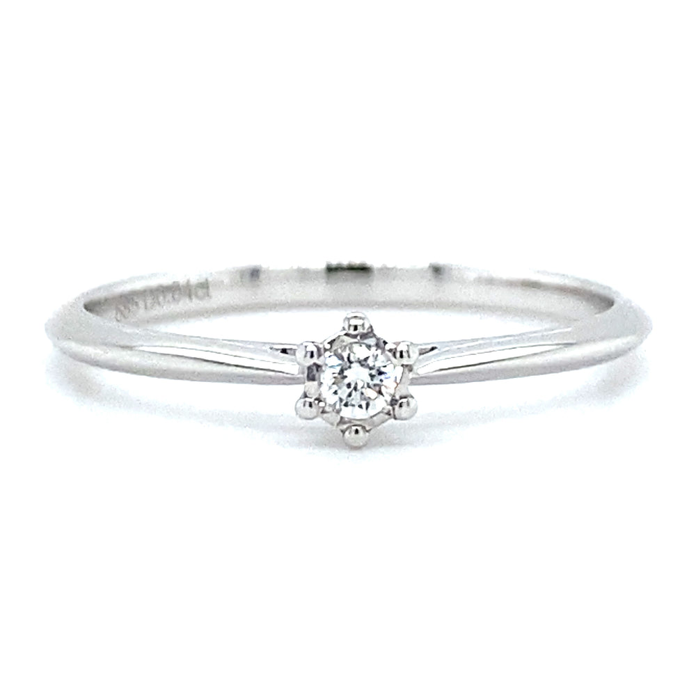 Witgouden solitair ring van 1.3 gram met een mirror zetting. Bezet met 1 briljant geslepen diamant van 0.04 crt kleur g kwaliteit vs zetting: 4 mm Model R 9317