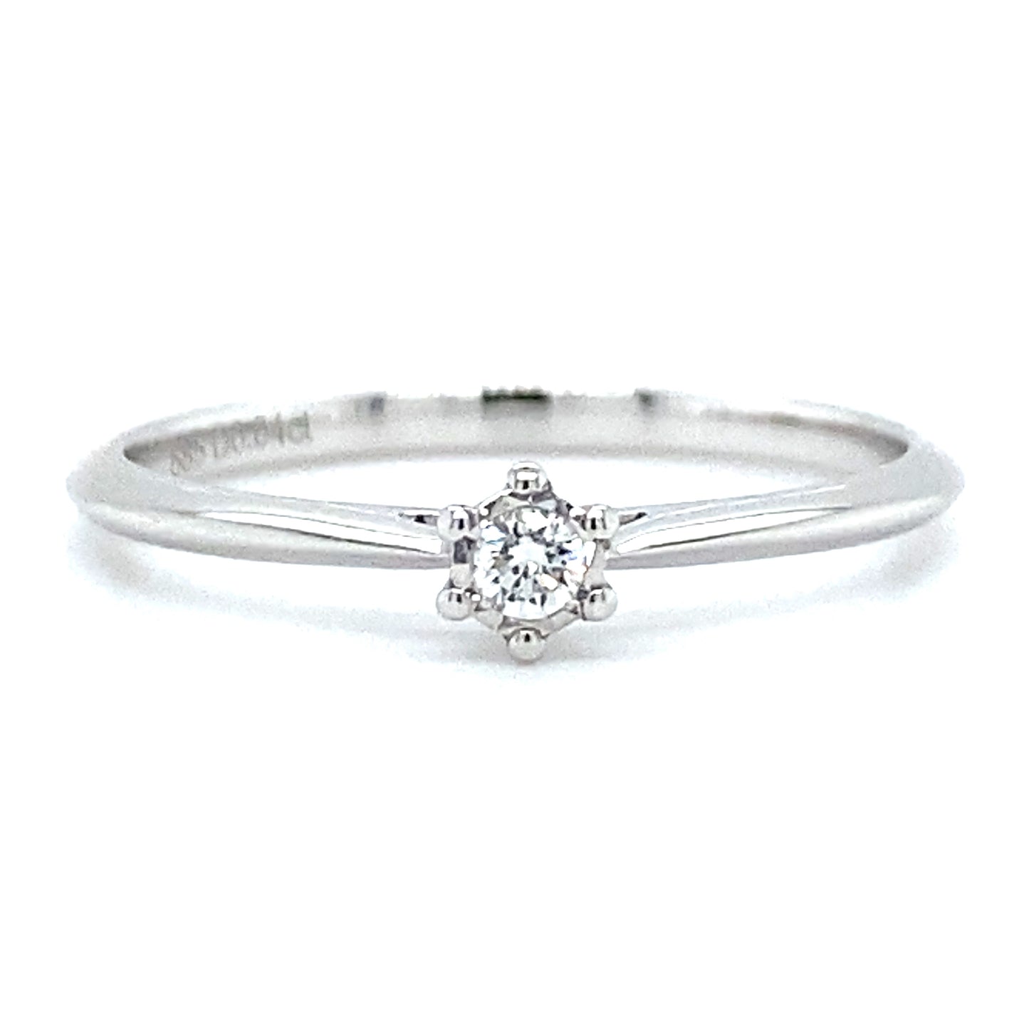 Witgouden solitair ring van 1.3 gram met een mirror zetting. Bezet met 1 briljant geslepen diamant van 0.04 crt kleur g kwaliteit vs zetting: 4 mm Model R 9317
