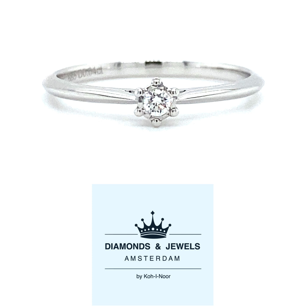 Witgouden solitair ring van 1.3 gram met een mirror zetting. Bezet met 1 briljant geslepen diamant van 0.04 crt kleur g kwaliteit vs zetting: 4 mm Model R 9317