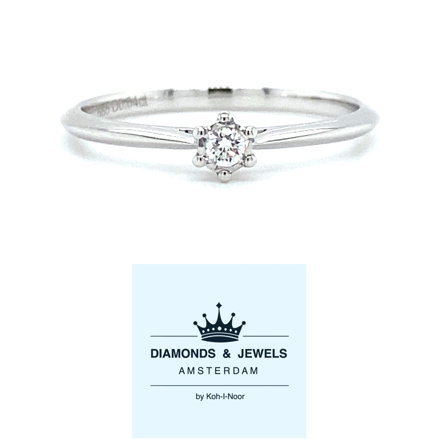 Witgouden solitair ring van 1.3 gram met een mirror zetting. Bezet met 1 briljant geslepen diamant van 0.04 crt kleur g kwaliteit vs zetting: 4 mm Model R 9317