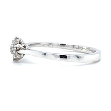 Laden Sie das Bild in den Galerie-Viewer, Witgouden bloem rozet ring bezet met 7 briljant geslepen diamanten met een totaalgewicht van 0.22 crt kleur top wesselton kwaliteit vs zetting: 6.5 x 6 mm Model R 9356
