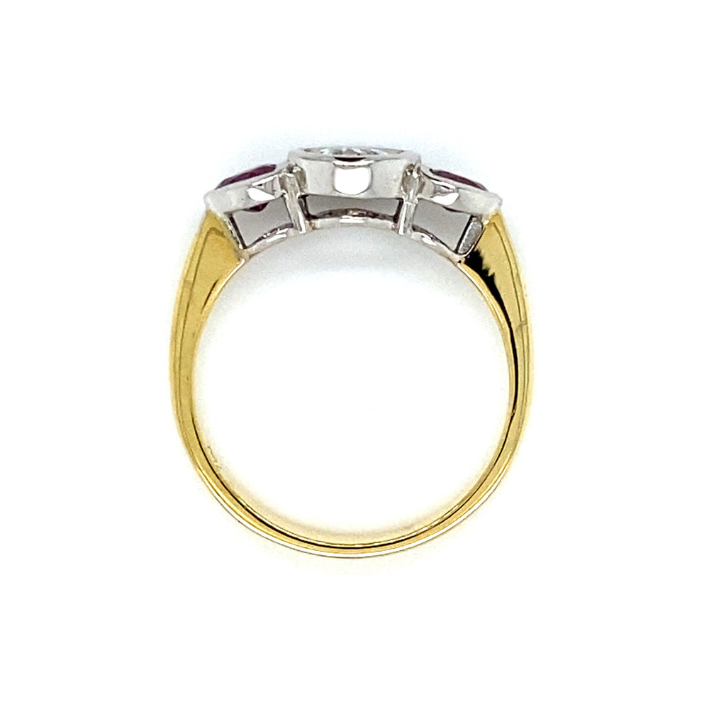 
                      
                        Geel gouden ring met een witgouden trilogie zetting. Bezet met 1 briljant geslepen diamant van 0.42 crt kleur top wesselton kwaliteit si3 en 2 hartvormig geslepen robijnen met een totaalgewicht van 0.65 crt Model R 3963
                      
                    