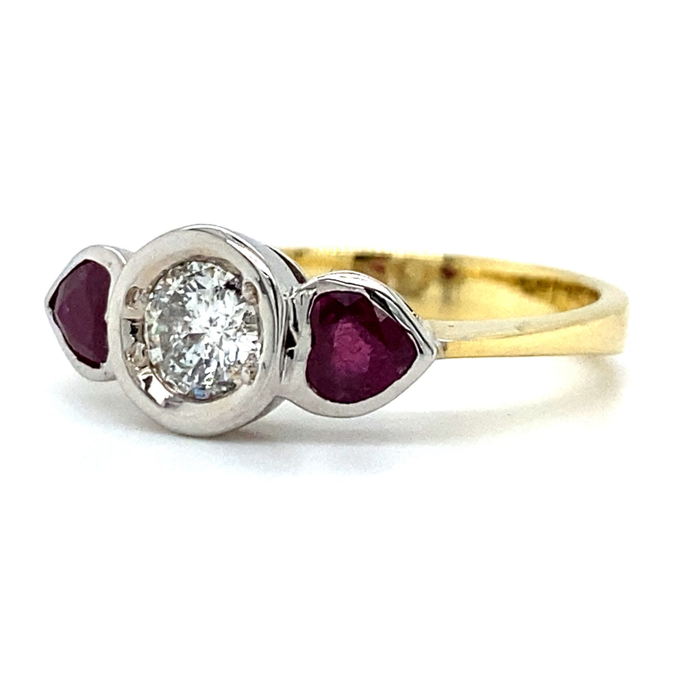 
                      
                        Geel gouden ring met een witgouden trilogie zetting. Bezet met 1 briljant geslepen diamant van 0.42 crt kleur top wesselton kwaliteit si3 en 2 hartvormig geslepen robijnen met een totaalgewicht van 0.65 crt Model R 3963
                      
                    