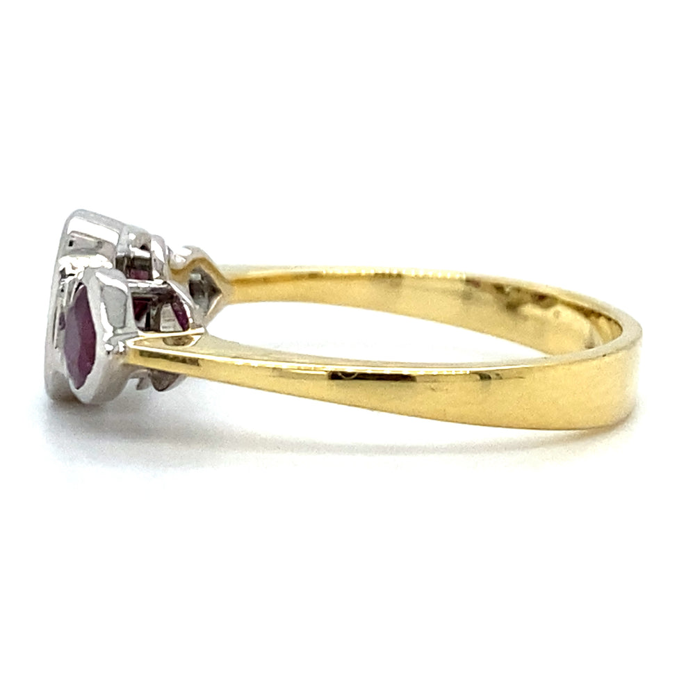 
                      
                        Geel gouden ring met een witgouden trilogie zetting. Bezet met 1 briljant geslepen diamant van 0.42 crt kleur top wesselton kwaliteit si3 en 2 hartvormig geslepen robijnen met een totaalgewicht van 0.65 crt Model R 3963
                      
                    