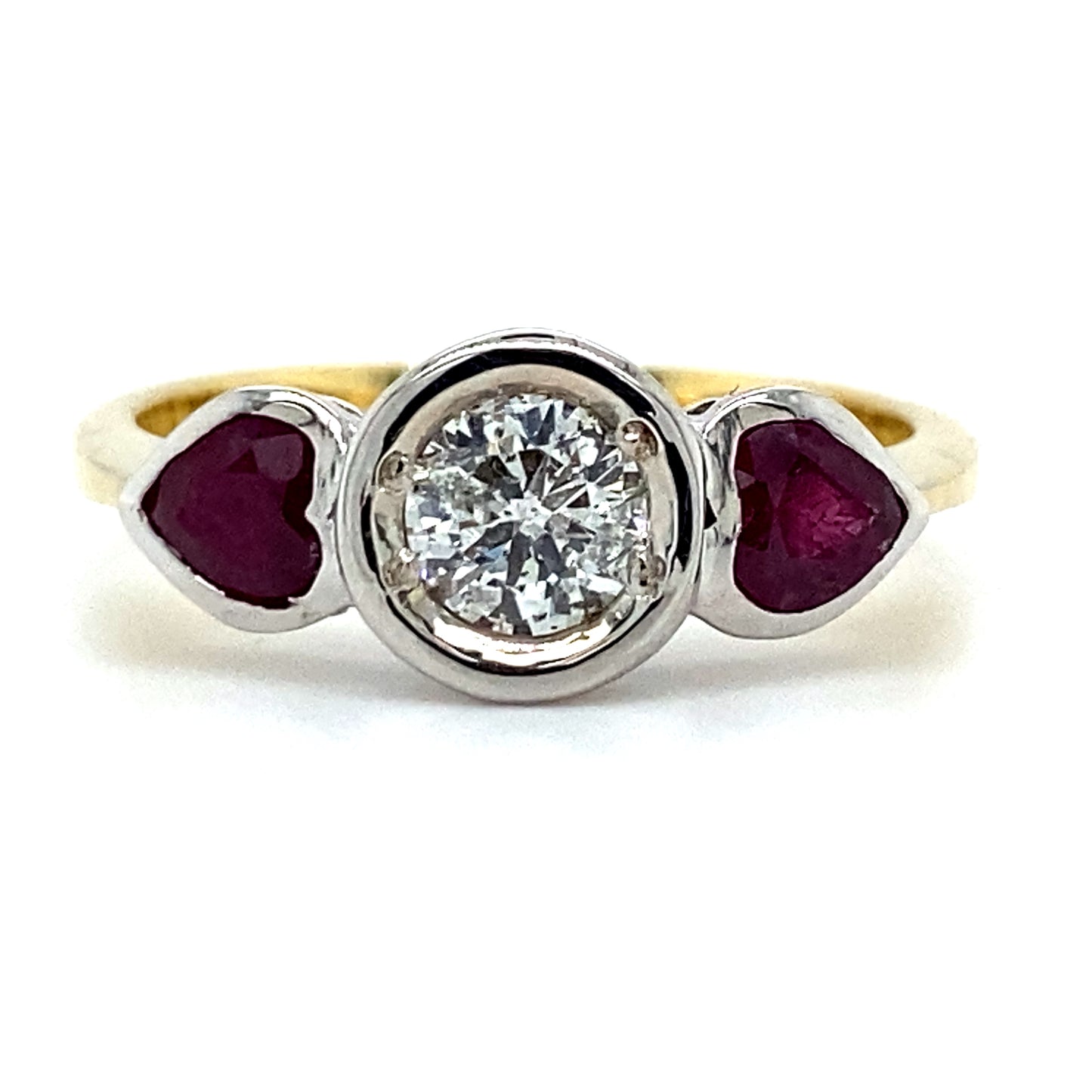 Geel gouden ring met een witgouden trilogie zetting. Bezet met 1 briljant geslepen diamant van 0.42 crt kleur top wesselton kwaliteit si3 en 2 hartvormig geslepen robijnen met een totaalgewicht van 0.65 crt Model R 3963