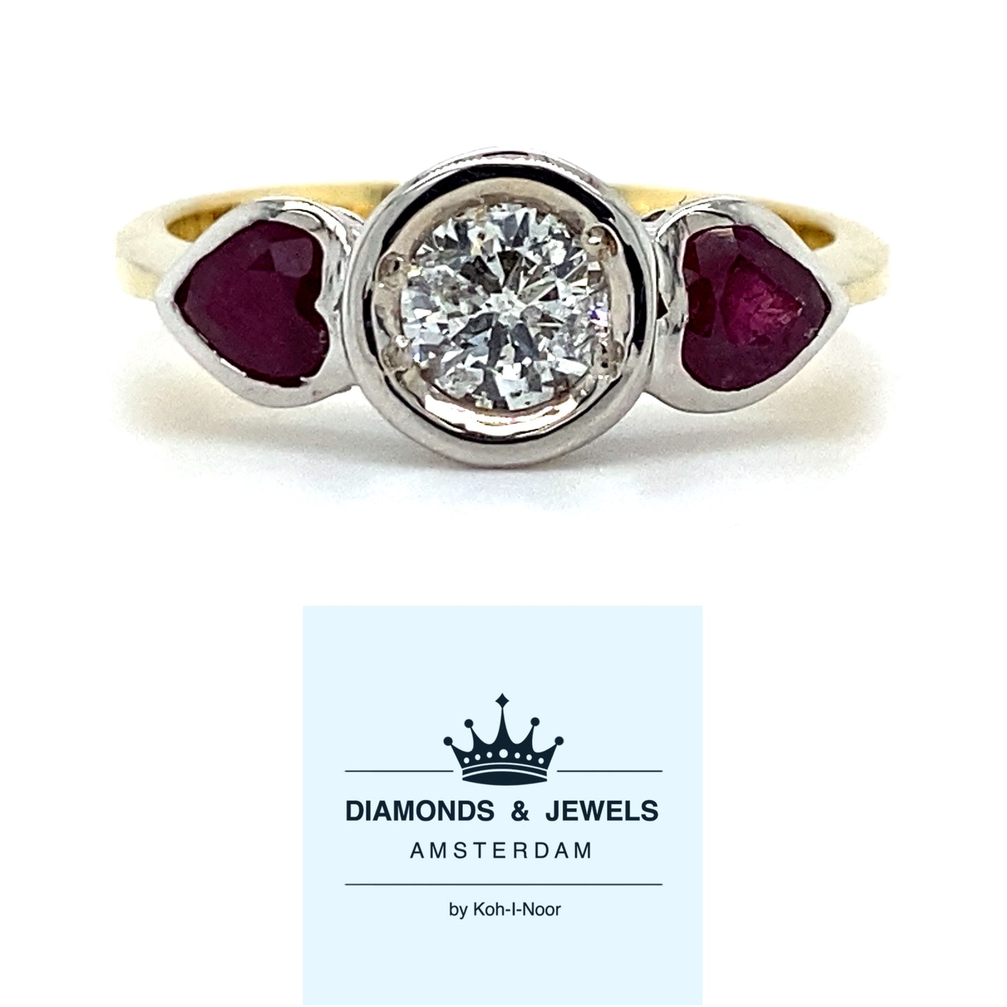 Geel gouden ring met een witgouden trilogie zetting. Bezet met 1 briljant geslepen diamant van 0.42 crt kleur top wesselton kwaliteit si3 en 2 hartvormig geslepen robijnen met een totaalgewicht van 0.65 crt Model R 3963