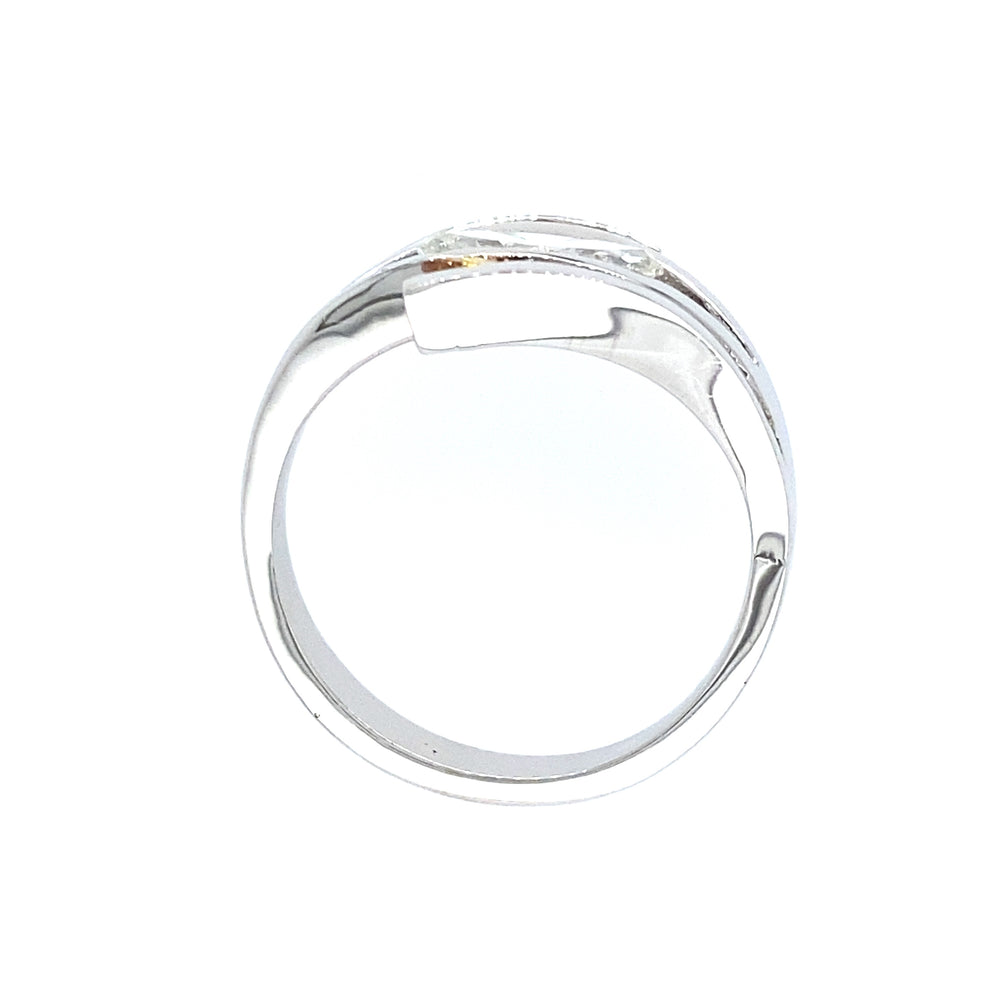 
                      
                        Witgouden design ring van 7 gram. Bezet met 1 Markies geslepen diamant van 0.62 crt. kleur H kwaliteit SI3 en 2 Peer geslepen diamanten kleur Brown Kwaliteit SI3 Zetting: 14.5 x 18 mm Model R 9395
                      
                    