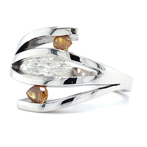 Witgouden design ring van 7 gram. Bezet met 1 Markies geslepen diamant van 0.62 crt. kleur H kwaliteit SI3 en 2 Peer geslepen diamanten kleur Brown Kwaliteit SI3 Zetting: 14.5 x 18 mm Model R 9395