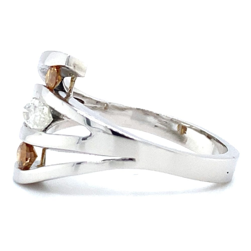 
                      
                        Witgouden design ring van 7 gram. Bezet met 1 Markies geslepen diamant van 0.62 crt. kleur H kwaliteit SI3 en 2 Peer geslepen diamanten kleur Brown Kwaliteit SI3 Zetting: 14.5 x 18 mm Model R 9395
                      
                    