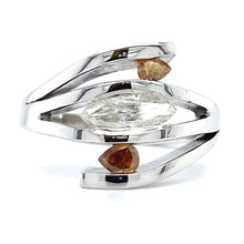Afbeelding in Gallery-weergave laden, Witgouden design ring van 7 gram. Bezet met 1 Markies geslepen diamant van 0.62 crt. kleur H kwaliteit SI3 en 2 Peer geslepen diamanten kleur Brown Kwaliteit SI3 Zetting: 14.5 x 18 mm Model R 9395

