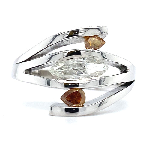 Witgouden design ring van 7 gram. Bezet met 1 Markies geslepen diamant van 0.62 crt. kleur H kwaliteit SI3 en 2 Peer geslepen diamanten kleur Brown Kwaliteit SI3 Zetting: 14.5 x 18 mm Model R 9395