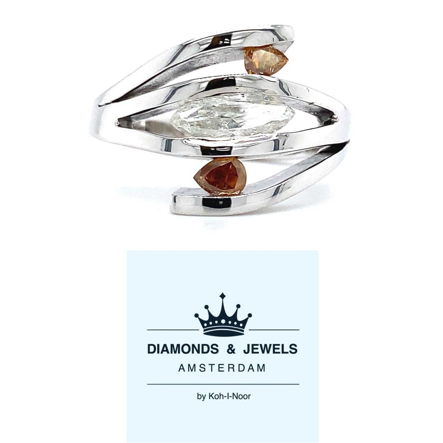 Witgouden design ring van 7 gram. Bezet met 1 Markies geslepen diamant van 0.62 crt. kleur H kwaliteit SI3 en 2 Peer geslepen diamanten kleur Brown Kwaliteit SI3 Zetting: 14.5 x 18 mm Model R 9395